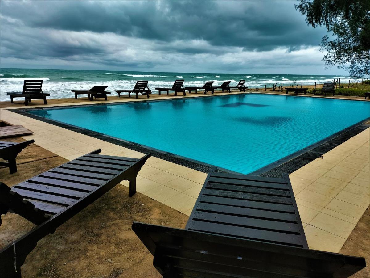 Hotel Coral Bay Тринкомалі Екстер'єр фото