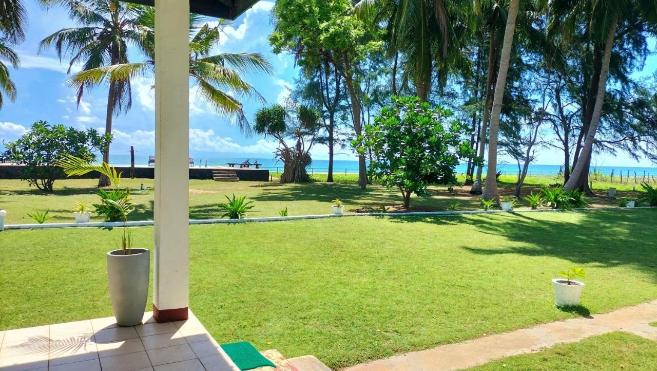 Hotel Coral Bay Тринкомалі Екстер'єр фото